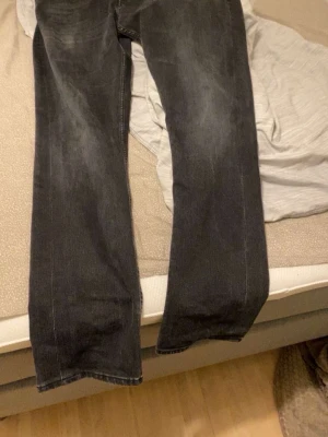 Replay Grover svarta jeans straight fit - Säljer ett par svarta Replay Grover jeans i straight fit. Klassisk femficksmodell med snygga bakfickor och diskret Replay-logga på linningen. Jeansen är tillverkade i slitstarkt denim och har en rak passform som funkar till allt. Priset kan diskuteras 