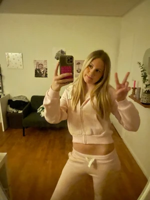 Ljusrosa mjukisbyxor med snörning - Super snygga mjukisbyxor från Gina säljes pga att de är för korta❤️fick i julklapp använda max 3 gånger. Storlek S till referens är jag 174! 💗 tröjan säljs ej till. Skickar samma dag/ dagen efter. 