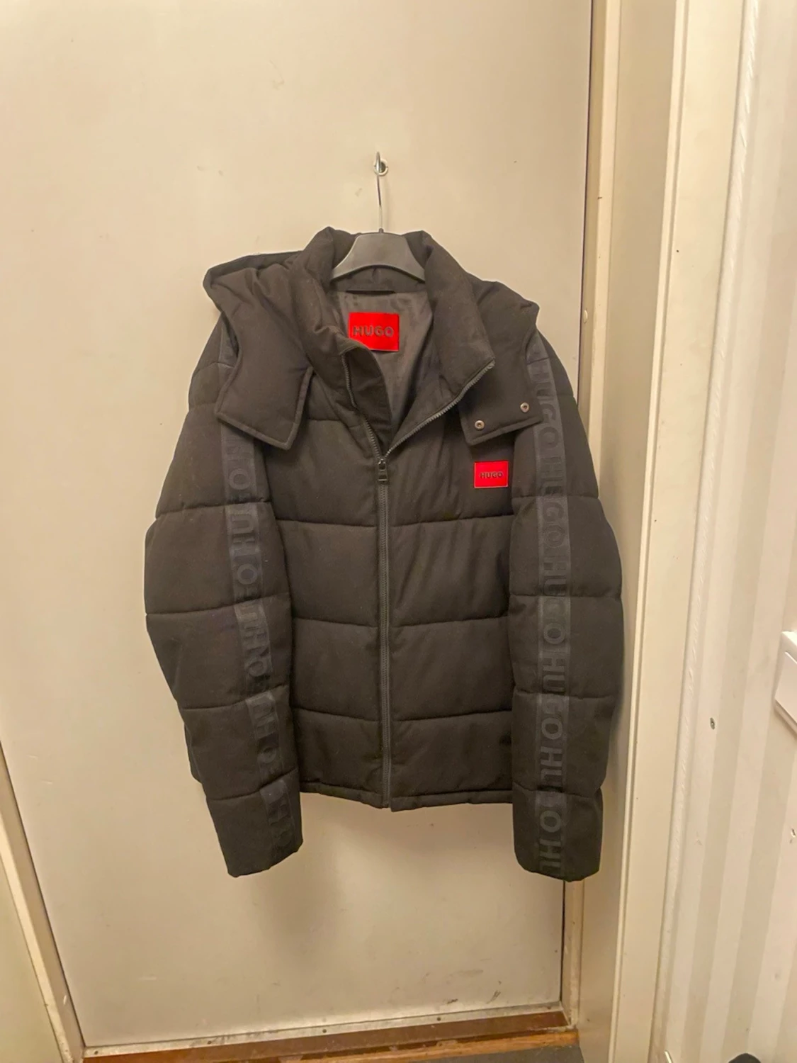 Svart pufferjacka från Hugo