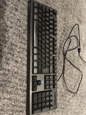 Tangentbord  - Svart mekaniskt tangentbord med sladd, USB anslutning. Helt fungerande samt bra skick!