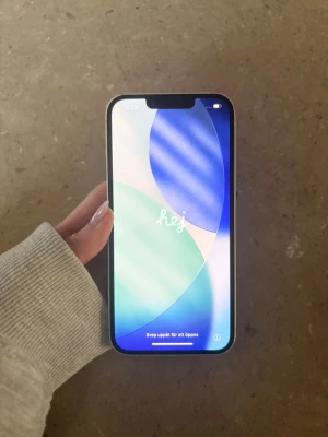 iPhone 14 - Säljer denna iPhone 14! Skärmen är i fint skick och fungerar utmärkt. Några synliga märken och stötar finns på ramen, men inget som påverkar funktionen. Batterihälsan ligger runt 85% (telefonen är nollställd så kan inte kolla exakt nu men tror typ 84% eller 86%) Telefonen är inte bunden till något abonnemang