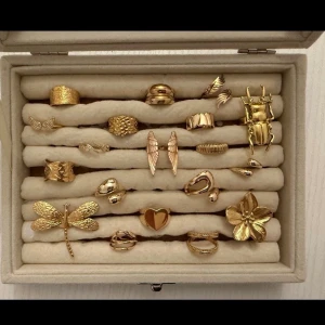 Guldfärgad ringar (Styck pris ) - Alla som köper minst 2 ringar får en slumpmässigt ring på köpet. Styck pris 89-139kr 