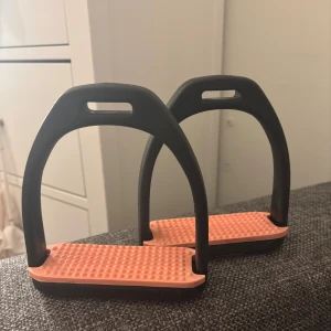 Rosa Stigbylar - Rosa/Peachy stigbylar från okänt märke. Strl dam.