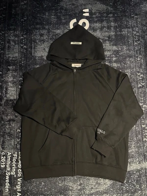 Svart hoodie från essentials storlek L - Helt ny aldrig använd. Hör av er vid frågor och var inte rädd att lägga ett bud!