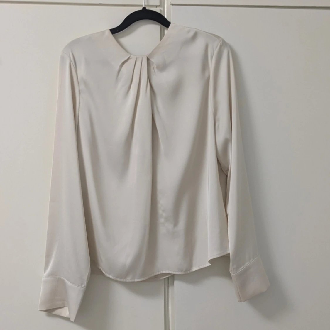 Krämvit blus i satin