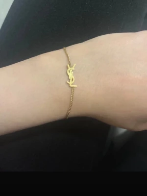 Guldigt armband med text  - Säljer et fint gulligt ysl armband. 