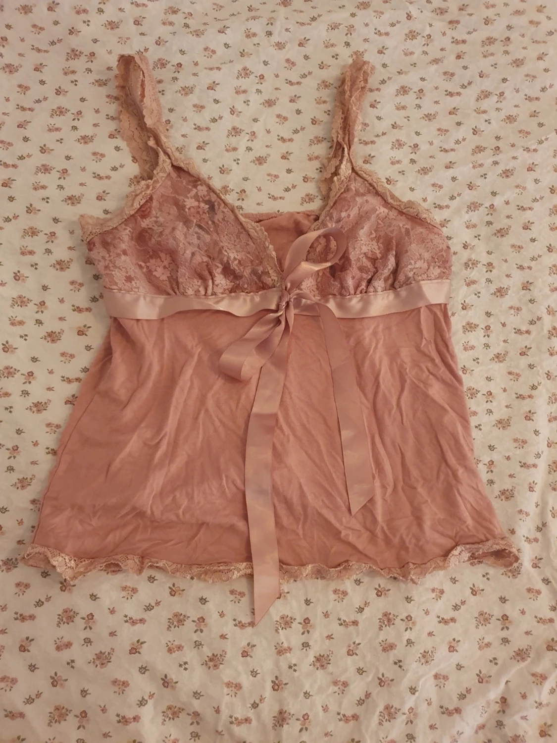 Rosa spetslinnetopp med rosett