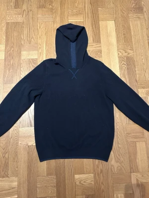 Falconeri Kashmir Hoodie - Hoodie gjord i 100% Kashmir. Mörkblå färg med blåa detaljer