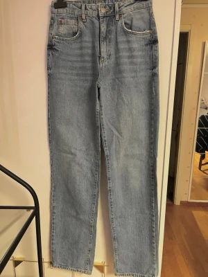 Blå raka jeans från BikBok, W26 L32 - Säljer ett par klassiska blå jeans från BikBok med rak passform och hög midja. Perfekta till sneakers eller boots och passar till allt.