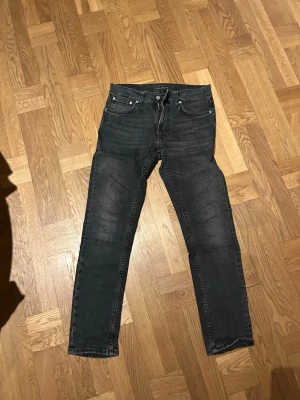 Nudie jeans - Svarta - Svartgråa nudie jeans. W:30, L:30. Inga slitningar och väldigt bra skick
