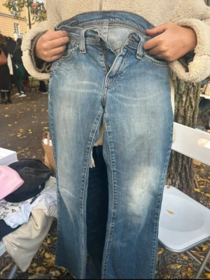 Vintage Levis jeans  - Säljer dom här as snygga bootcou lågmidjade Levis jeansen. Dom är i jättebra skick!! Skriv om ni har frågor☺️☺️vid snabb affär kan jag tänka mig att gå ner i pris❤️