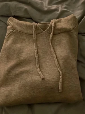 Beige hoodie - Säljer en stilig beige hoodie med luva. Perfekt för en avslappnad look.  Passa 170- 173 perfekt. Kann prata om priset 