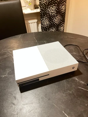 Xbox One S  - Säljer en Xbox One S i fint skick, vit modell med diskret design. Konsolen fungerar utmärkt och har inga synliga skador. Perfekt för spel och chatt.