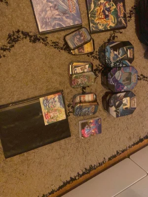 Pokémon kort  - Finns väldigt fina kort i den svarta pärmen och finns ett mega stort kort i en av de mindre. Ni får också alla pärmar förutom den svarta