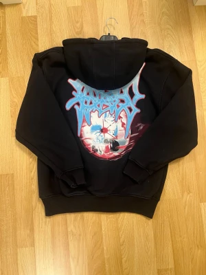 Drain Gang x Sad Boys SBG Love Hoodie - Nog av de mest rare droppsen från ”OFFSEASON SPEEDBALL” av bladee från 2018 och super limited som knappt finns någonstans längre, senast piece såld var 3 år sen för 2200kr, ingen lowball men öppen för bud, storlek M. Den är i bra kondition 8/10. Köp endast om du verkligen är OG vill inte sälja till någon larper lol