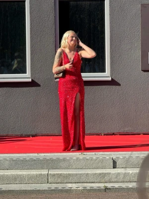 Balklänning - Röd Balklänning använd 1 gång på studentbal.             Passar både S-M, Billigare vid snabb affär