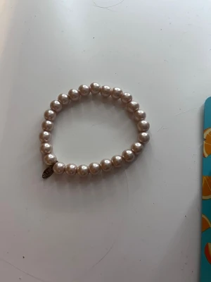Rosa pärlarmband  - Hej nu säljer jag ett armband då för att det är för stort för min handled💗