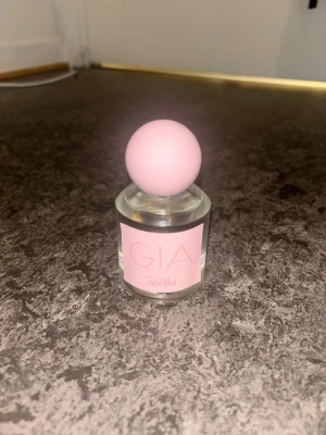 Gia parfym från Rebecca Stella - Snygg parfym med modern design och rosa detaljer. Perfekt för dig som vill ha en trendig accessoar på sminkbordet. Flaskans utseende sticker ut och passar dig som gillar stilrena produkter. Utan förpackning 