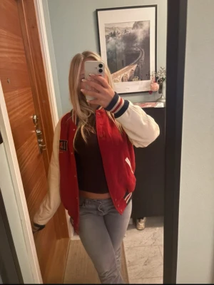 Röd och vit bomberjacka - Säljer en snygg och cool bomberjacka i rött och vitt, knappt andvänd i väldigt bra skick❤️storlek är väll ca S men den har en lite oversized look så passar väll runt xs-m.