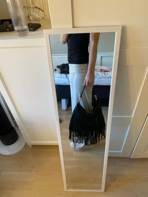 Svart axelväska med fransar - Riktigt snygg väska, med bohoo stil, perfekt till skola eller jobb, fått från min moster 