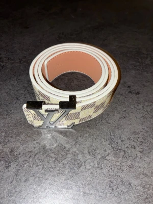 Louis Vuitton bälte - Säljer ett vitt louis vuitton bälte