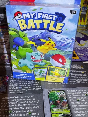 Pokémon TCG: My First Battle (Bulbasaur &Pikachu) Engelska - Ta ditt första Originalsteg mot att bli en Pokémon-mästare! Här har du chansen att lägga vantarna på "My First Battle" med de ikoniska Pokémon-karaktärerna Bulbasaur och Pikachu. Detta set är på engelska och är den ultimata ingången för dig som vill börja från början, lära dig spelets alla hemligheter och ta sikte på att bemästra Pokémon TCG på en professionell nivå. Innehåll i detta set: • Totalt 34 kort: Innehåller 2 st minikortlekar med 17 kort i varje (Bulbasaur & Pikachu). • 2 st Spelmattor