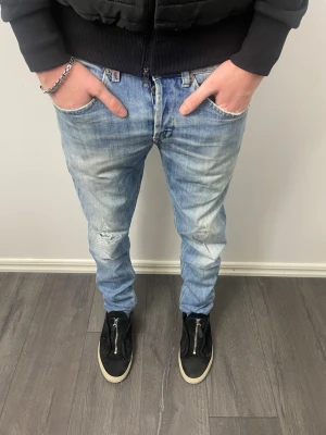 dondup jeans - Ljusblåa Dondup jeans med slitningar - W31 - Skick 9/10 - Skinnyfit - Nypris 3000kr - hör av er vid minsta fundering!