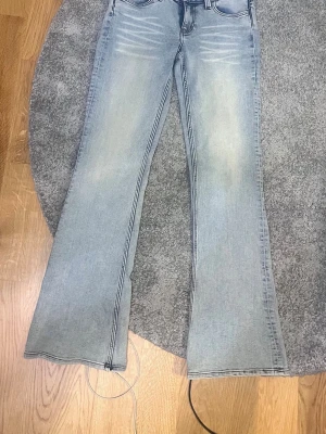 Ljusblåa Cheap monday jenas  - Storlek 30x34. Helt oanvända och nya med prislapp kvar. Gör att förhandla pris 