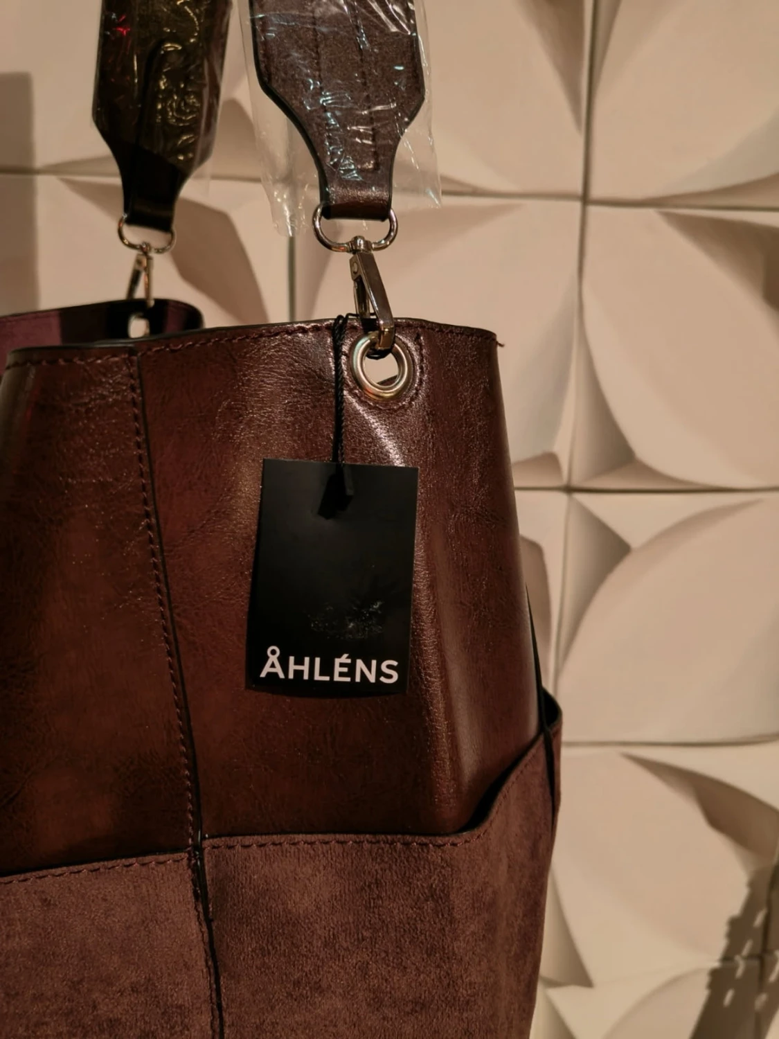 Helt ny Åhléns axelväska i vinrött! - 4