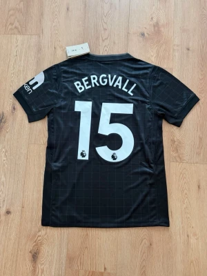 Tottenham Hotspur Bergvall fotbollströja  - Helt oanvänd med tags kvar och Nike påse. Storlek small. Skriv privat för fler bilder eller vid funderingar!