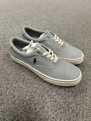 helt nya skor från Polo Ralph Lauren - Snygga grå sneakers från Polo Ralph. vans liknande.       passar upp till 43  