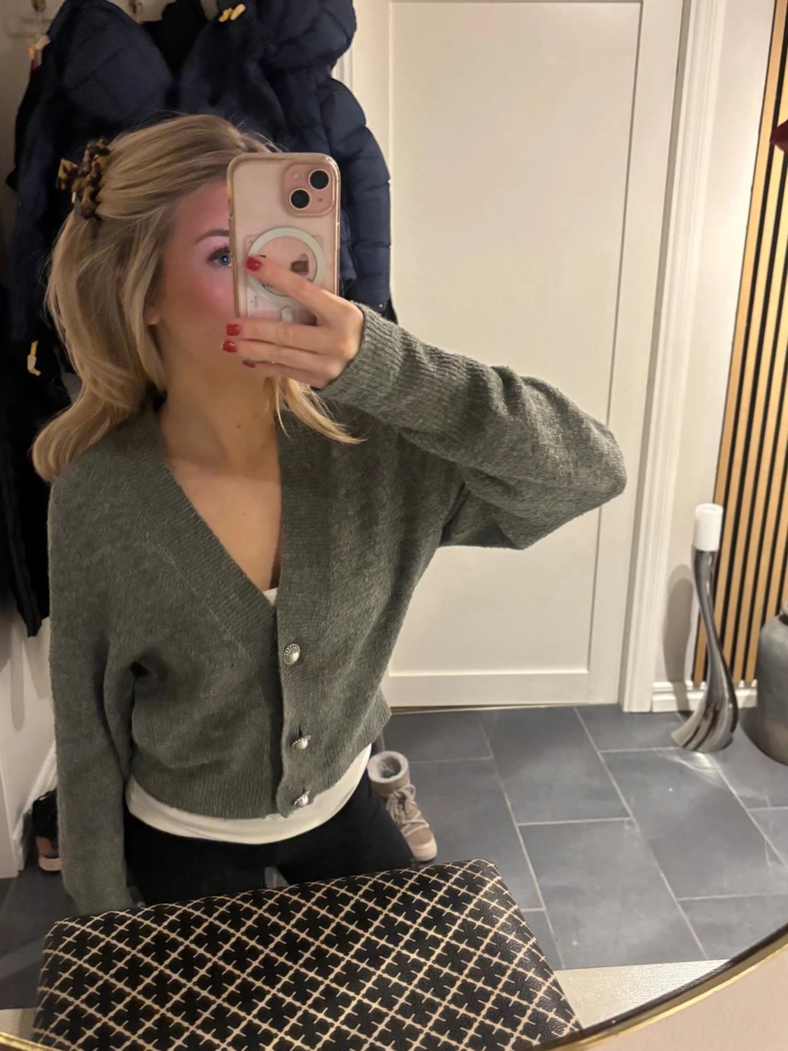 Grå kofta med knappar