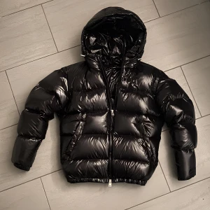 Zara puffer jacka - Den virala Zara puffer jackan! Helt ny med etikett vid sidan av. Skickas i orginal kartong. SLUTSÅLD ÖVERALLT!! Hör av er vid minsta fundering!!