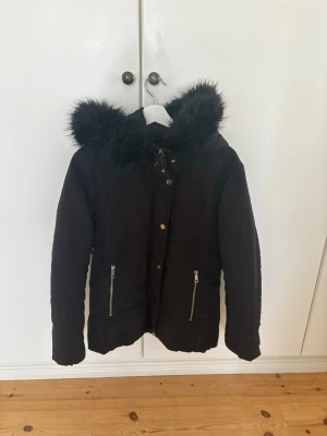 Vinterjacka - Säljer en svart vinterjacka med luva 