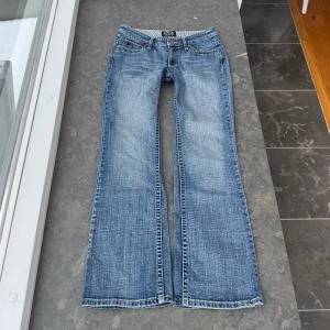 Lågmidjade jeans  - Så snygga jeans som tyvärr inte passar mig och har därför ingen bild på! Midjemått tvärsöver:39-40cm Midjehöjd: 19,5cm Inerbens längd: 74cm 💗