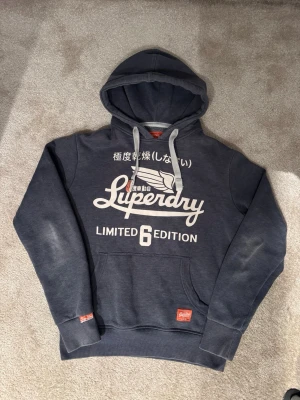 Superdry hoodie - Blå superdry hoodie i storlek M. 7/10 skick, hör av dig vid funderingar😊