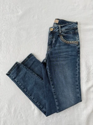 Mos Mosh : S : slim fit skinny jeans : denim trendigt - Snygga blå jeans från Mos Mosh med klassisk femficksdesign och coola detaljer vid fickorna. Jeansen har normal passform och är tillverkade i mjukt denimtyg med lätt tvättad look. 