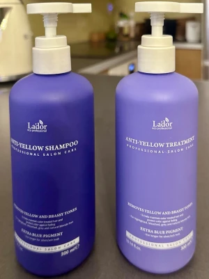 Duo från La’dor koreansk Silverschampo och balsam- treatment från Glowid - 2st för bara 239 istället för 500kr. 300 ml.  Säljer silverschampo och silverbalsam (Anti-Yellow Treatment) från det kända koreanska märket La'dor, inköpt från Glowid. Nypris 500 kr, mitt pris endast 239 kr för båda. Jag hade blonda slingor tidigare, men har nu färgat håret mörkt. Produkterna är i nyskick och endast testade en gång. De är skonsamma och ger verkligen bra resultat. De neutraliserar gula toner i blonderat hår och förhindrar att hårfärgen bleknar, samtidigt som de förbättrar..