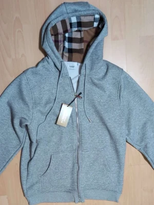 Grå burberry helt ny zip up - Helt ny grå burberry zip up med nytt kvalité ingår påse och tag.