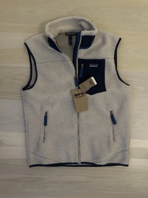 Patagonia fleece väst  - Helt ny med tags. Storlek M och beige. Hör av dig vid minsta lilla fundering!