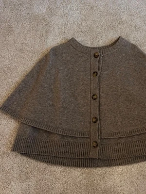 poncho - poncho/kofta från Zara, knappt använd så väldigt bra skick