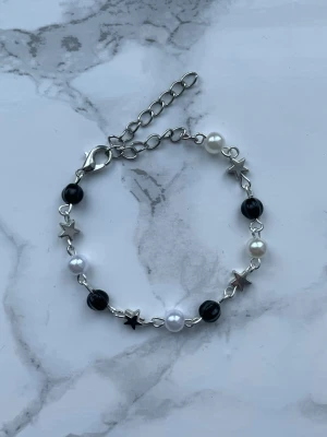 Y2k armband - Handgjort y2k armband 🥰kommer i fin packning och med en liten gåva