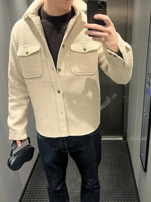 Beige overshirt från Les Deux - Beige overshirt från Les Deux i ett liknande material som Teddy storlek M. Den är lite tjockare och fungerar som jacka under våren 