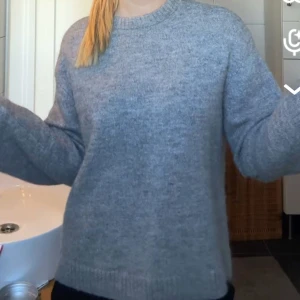 Stickad tröja från Gina  - Stickad tröja från Gina i alpacka och ullblanding! Så snygg och varm, ganska använd men fortfarande i bra skick! 💞 storlek xs men ganska stor i storlek