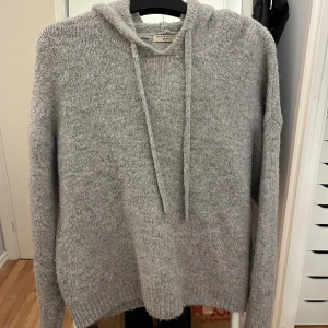 Grå stickad hoodie från gina tricot - Grå stickad hoodie från gina tricot, mysig och perfekt nu till vintern när kylan kommer