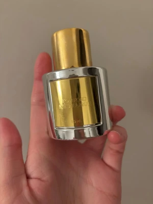 Tom Ford Metallique EdP 50ml - Tom Ford Metallique Eau de Parfum i en snygg 50 ml flaska. Oklart hur mycket som är kvar i parfymen då det är en metallflaska, skulle gissa på mindre än hälften av parfymen är kvar. 