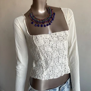 Mesh topp med spets Y2K vibes - Snygg vintage Mesh  topp med spets . Toppen sitter Såå snyggt fram över bysten. Fint skick .💕