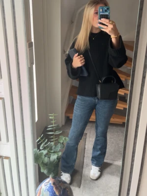 Blå bootcut jeans - Säljer ett par klassiska blå jeans med bootcut-snitt och normal passform från gina tricot. Jeansen har en snygg mellanblå tvätt och sitter skönt i midjan. Använda fåtal gånger. FYI: jag är 170 cm lång och dessa är perfekt i längden. 34/XS