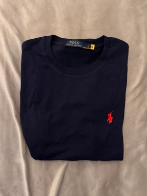 Mörkblå Ralph Lauren T-Shirt - Passar Storlek M | Pris 299 | Nytt skick | Vid frågor vänligen kontakta! :)