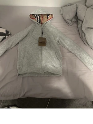 Burberry hoodie  - Burberry hoodie.Den är oanvänd aldrig använd i storlek xs.